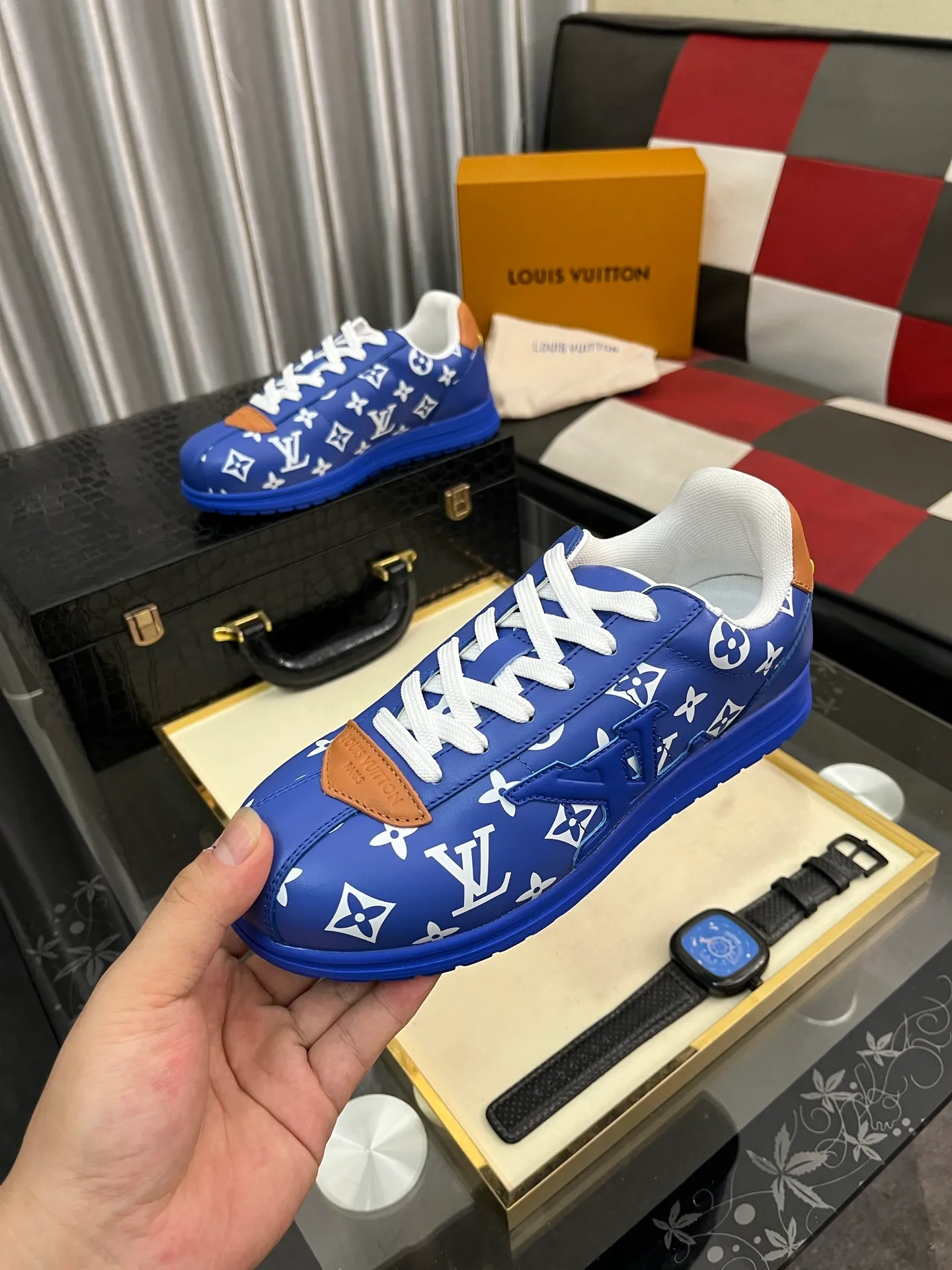 Men's shoes 💰700⌚️⌚️LV TARINE Louis Vuitton x Tyler joint model Donkey brand L family embossed couple style casual sneakers skate shoes original purchase and development This LV Trainer sneaker comes from the Louis Vuitton and Tyler collaboration series. The Monogram pattern and brand logo are transformed into nubuck calf leather embossing and side decoration respectively, witnessing the artist's creative interpretation of classic elements. The deep tones accentuate the complex upper, which requires hours of craftsmanship to complete. Exquisitely packaged at the delivery counter🛍📦 ▪️Fabrics: Original customized first-layer cowhide ▪️Inner lining: Original customized breathable mesh ▪️Outsole: Original open-molded two-color TPU combination outsole ▪️Sole thickness: 3CM ▪️Size: Women's 35-40 / Men's 38-46